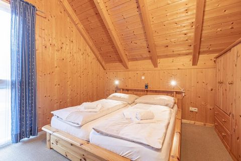 Ervaar alpine comfort in ons charmante chalet van 60 m² in Vakantiepark Kreischberg by ALPS RESORTS, perfect voor 2 tot 6 gasten. Dit heerlijke vakantiehuis beschikt over twee uitnodigende slaapkamers op de bovenverdieping - een met een tweepersoonsb...