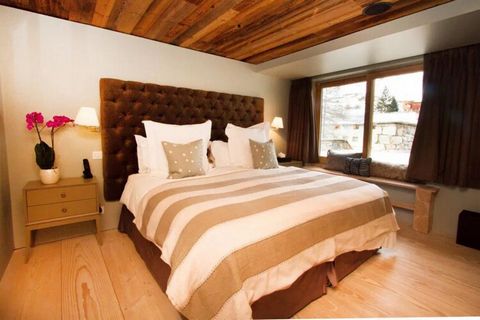 Dit prachtige chalet in het hart van Val D'Isère is een van de meest gewilde accommodaties van het resort en biedt de perfecte combinatie van luxe en comfort voor een onvergetelijke skivakantie. Dit moderne chalet is ontworpen door Oliver Thornton Ar...