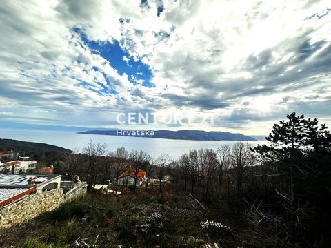 LABIN, PLOMIN, NEUBAU MIT BLICK AUF DAS OFFENE MEER In ruhiger Lage, nur 1 km von den ersten Stränden entfernt, verkaufen wir ein neues Haus von 100 m2 mit herrlichem Blick auf das Meer. Es handelt sich um ein mehrstöckiges Gebäude, das auf einer Eta...