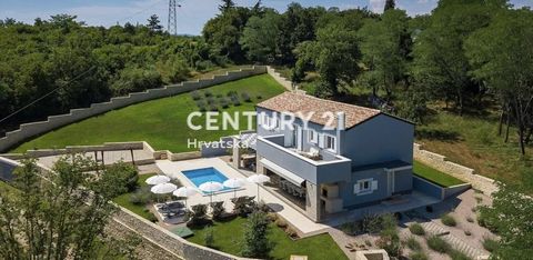 LABIN, GROSSZÜGIGE VILLA IN RUHIGER LAGE MIT FREIEM BLICK IN DIE NATUR In äußerst ruhiger Lage, 14 km vom Zentrum von Labin entfernt, verkaufen wir ein Haus mit einer Fläche von 180 m2 auf einer geräumigen Gartenfläche von 2000 m2. Im Erdgeschoss bef...