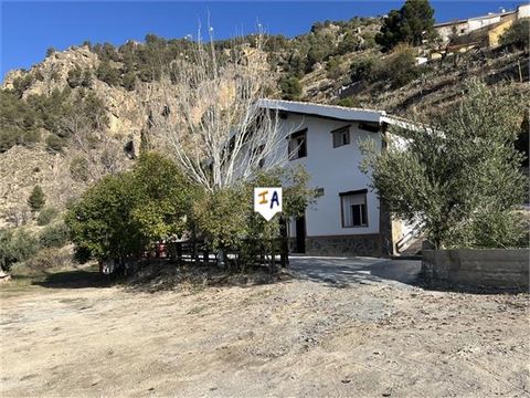 Este cortijo renovado con terreno de 3.585m2 y vistas espectaculares está situado cerca de Olivares en la provincia de Granada, Andalucía, España. Los propietarios actuales conectarán tanto el agua de la ciudad como la electricidad, además de termina...