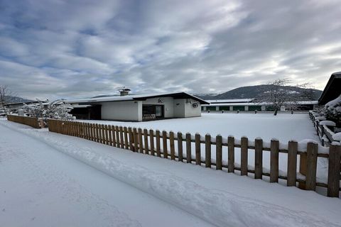 Questo grazioso bungalow, costruito in stile tirolese tradizionale, offre un'atmosfera accogliente e invitante, rendendolo il rifugio perfetto per famiglie, coppie o amanti della natura. L'ampia zona giorno presenta classici dettagli in legno tiroles...