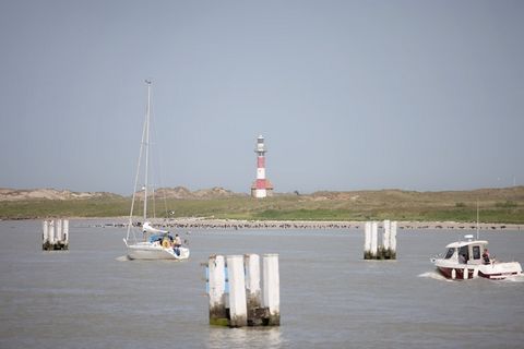 Dit prachtige appartement ligt in de serene kustplaats Nieuwpoort en biedt de perfecte mix van comfort, gemak en adembenemende vergezichten. Gelegen op slechts een steenworp afstand van de ongerepte zandstranden, is dit een toevluchtsoord voor degene...