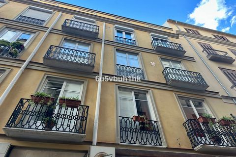 Located in Málaga. A delightful 77m² apartment on the second floor nestled in the heart of Málaga's historic center. This charming property offers: Bright Living Space: A spacious and luminous living room with access to two large tall doors open...