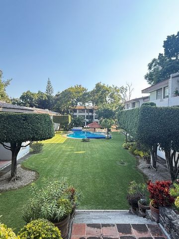 Se vende HERMOSO departamento en un exclusivo residencial en rancho de Cortés Cuernavaca. El Depto es un Garden ya que está a nivel del jardín con hermosas vistas, cuenta con medio baño a la entrada, cocina, completamente equipada, área de lavado de ...