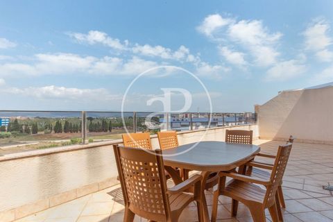 Maison en attique de 71 m2 avec terrasse de 70m2 et vues dans la région de Canet d'En Berenguer.La propriété dispose de 2 chambres, 2 salles de bain, piscine, salle de sport, place de parking, climatisation, armoires intégrées, balcon, chauffage et s...