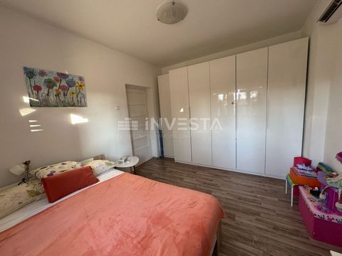 Location: Istarska županija, Pula, Centar. Pula Zentrum, vollständig renovierte und möblierte Wohnung In einem ruhigen Teil von Pula, in der Nähe des Stadtzentrums, wird eine helle und funktionale Wohnung zum Verkauf angeboten, die sich im Hochparter...