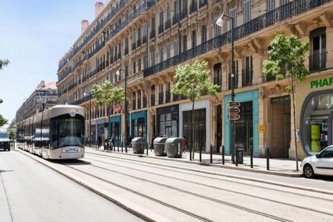 Im Herzen von Marseille gelegen, bietet dieses elegante und durchdacht gestaltete Apartment mit einem Schlafzimmer einen einladenden Raum für bis zu vier Gäste. Das 49 m² große Apartment vereint Haussmann-Charme mit modernen Annehmlichkeiten und ist ...