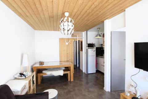 Dit appartement van 48 mÂ² ligt in het hart van Chamrousse 1750 (Roche BÃ©ranger), op slechts 20 meter van de pistes, waardoor het een ideale keuze is voor wintersportliefhebbers. Het appartement bevindt zich op de 4e verdieping van een residentie va...