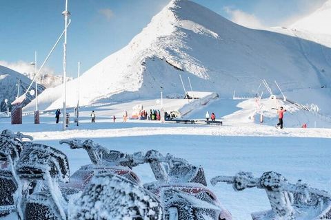 Dieses gemütliche Apartment liegt nur 100 Meter von den Skipisten entfernt und eignet sich perfekt für einen erholsamen Bergurlaub. Es bietet eine komfortable Schlafgelegenheit für bis zu 4 Personen und verfügt über 2 Etagenbetten im Eingangsbereich ...