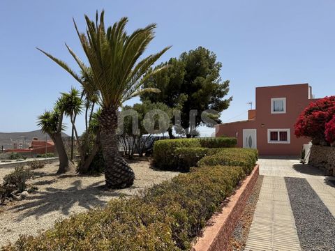 Referentie: 04370. Finca in Pudo del Pino met een totale oppervlakte van 3.580 m², omgeven door vegetatie met dennen, olijfbomen, palmbomen, yucas, struiken en bloemen. Het onroerend goed biedt 200 m² gebouwd, gedistribueerd in twee huizen met onafha...