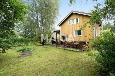 Vrijstaand huis op eigen perceel in Turku Huhkola! Een ruime woning dicht bij het stadscentrum en de diensten van Skanss is een geweldige keuze voor uw gezin. Het huis is als goed beschouwd en er zijn in de loop der jaren grote renovaties uitgevoerd....