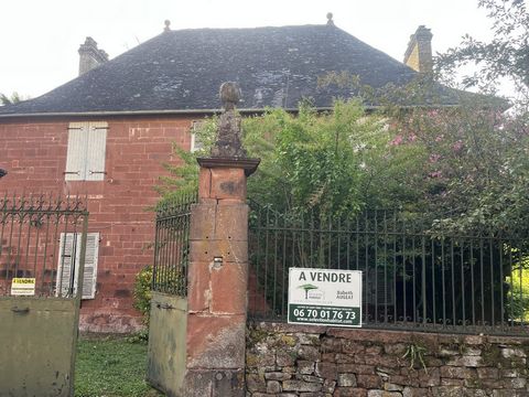Maison de maître en pierres rouges au coeur de Meyssac