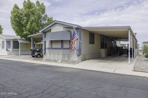 À la recherche d’une résidence d’hiver ou à l’année, c’est tout. 2 chambres 2 salles de bain avec une chambre Arizona pour plus d’espace. Tous les appareils restent. Le vendeur a fait refaire toute la plomberie, scellé le toit, nivelé le sol et rempl...