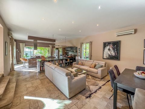 Maison 'éco' spacieuse avec vues exceptionnelle, dans un charmant Uzege village perché.
