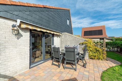 Verscholen in een rustig vakantiepark, omringd door levendige bloemenvelden, nodigt dit charmante kustverblijf in Julianadorp aan Zee u uit om te onthaasten en te genieten van de schoonheid van het leven aan zee. De lichte, moderne en warme woonkamer...