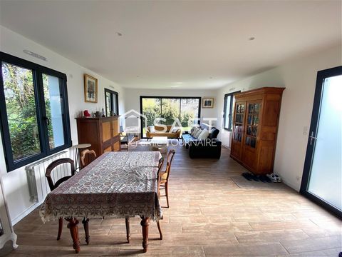 Maison avec un grand jardin, piscine et garage.