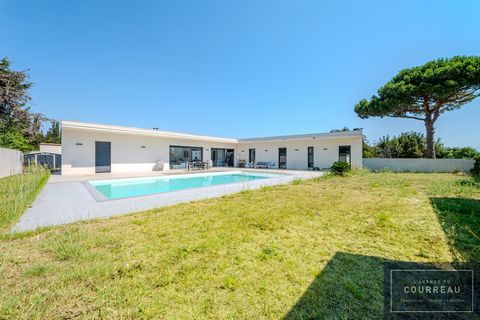 Villeneuve-lès-Maguelone Villa contemporaine de plain-pied L’Agence du Courreau vous propose cette superbe villa moderne de 178 m2 habitables, édifiée de plain-pied sur une parcelle de 1003 m2 et pensée pour le confort au quotidien. Elle offre une pi...
