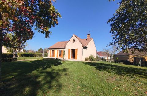 Sur la commune d'Amné, beau pavillon de plain-pied composé d'un beau séjour avec cheminée, une cuisine , trois chambres et une salle de bain. A 15 minutes du Mans, ce pavillon est idéale pour une famille. Situé près d'un parc de jeux et d'u...
