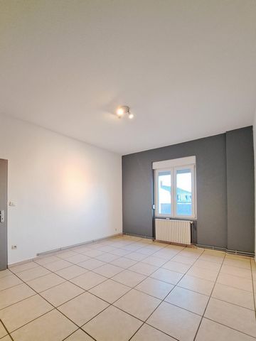 Situé dans la charmante ville de Mulhouse (68200), cet appartement situé au 2 étage sans ascenseur de 32 m2, 1 salon, 1 cuisine équipée, 1 chambre, 1 salle d’eau, toilettes séparées et un emplacement de parking au sein de l’immeuble et ...