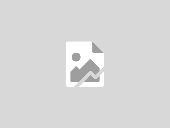 Voici Elephant Walk, une propriété distinguée située sur plus de deux acres au-dessus des fairways du parcours de golf Mid Ocean. Célèbre pour sa pelouse de croquet privée et ses magnifiques vues sur Tuckers Town, ce domaine offre une vie spacieuse e...