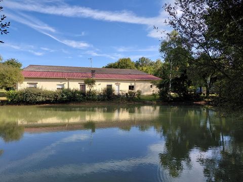 Maison de plain-pied d'environ 140 m2 avec 2 bâtiments spacieux d'environ 180m2 et 550 m2 sur un vaste terrain d'environ 3 ha