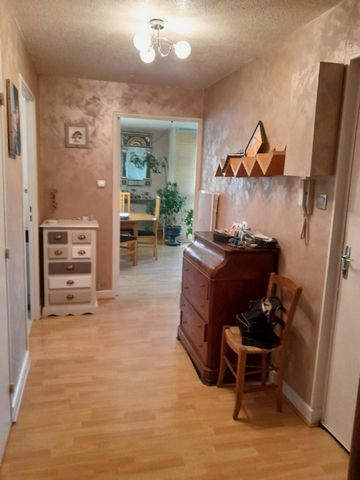 APPARTEMENT LUMINEUX VUE DEGAGEE PROCHE COMMERCES ECOLE