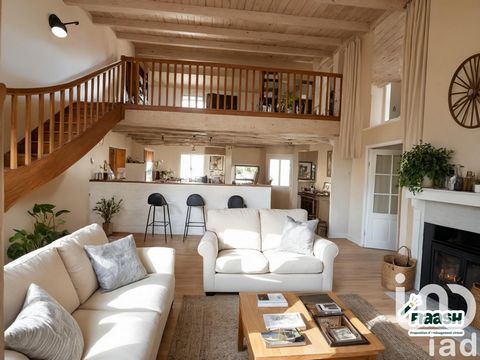 iad France - Valerie Teste vous propose: CLAVETTE-MAISON 155m²- PLAIN-PIED-3 CHAMBRES-MEZZANINE-2 GARAGES-JARDIN Sur la commune de Clavette, au calme et à 10mn de LA ROCHELLE, charmante maison traditionnelle, de plain-pied de 155m², construite en 200...