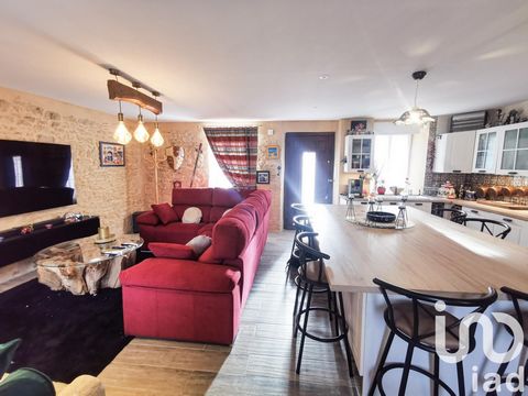 iad France - Pierre Pein vous propose: Très belle maison de village en pierre restaurée au cOEur de la bastide de Villefranche-du-Périgord avec son terrain de 65m2, les commerces et commodités à pied. Tout a été refait à neuf et avec goût. Elle est p...