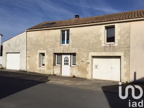iad France - Christian Clavier vous propose: Charmante maison à rénover - 5 pièces - Opportunité de rénovation idéalement située dans la paisible commune de Bourcefranc-le-chapus, offre un potentiel exceptionnel pour une rénovation personnalisée. Con...