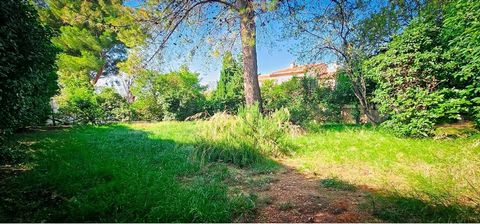 Terrain plat 652 m² – Constructible, idéal projet familial à Vitrolles"