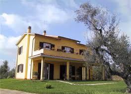 Set in hilly position in Canino, country house in good condition, currently used as tourist farmhouse. The property is located in the Maremma of Latium, 230 metres above sea level. Set in hilly position in Canino, country house in good condition, cur...