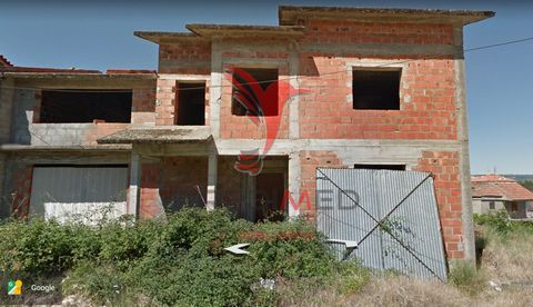 House under construction of typology T4 + 2 in housing area. It is implanted in a plot of land approximately 800m2. The villa is sold as it is. It has excellent areas in all rooms of the house. It is composed on the floor by kitchen, living room, toi...