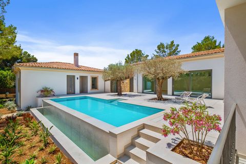 New villa in a quiet location in Sol de Mallorca. This house built in 2022 is located on a quiet street in the residential area of Sol de Mallorca, just a 5-minute walk from the beach and the picturesque harbour Portals Vells. It is situated on a fla...