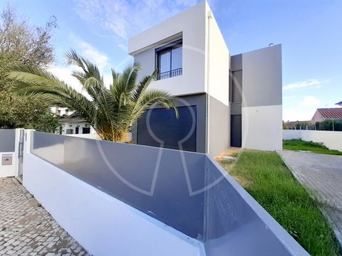 Detached new 2 bedroom villa, on a plot of land of 300 sqm, in the urbanization Alto da Vinhas, Sesimbra. The villa has 2 floors: Floor 0 Living room with 27,60 sqm, with floating floor Kitchen with 13,65 sqm, equipped with hob, oven and extractor, f...