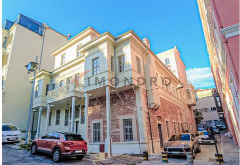 Appartement te koop is gelegen in Beyoglu. Beyoglu is een wijk aan de Europese kant van Istanbul. Het staat bekend om zijn historische architectuur, bruisend nachtleven en gevarieerde culturele scene. Het gebied omvat wijken zoals Taksim, Galata en C...