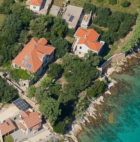 In de prachtige baai op het eiland Hvar, op 4 km van Stari Grad en op 2,5 km van de veerhaven, is een villa te koop. Het ligt in de tweede baai van de veerhaven en op 1,5 km van het nieuw gebouwde hotel. De villa is gelegen in de tweede rij van de ze...