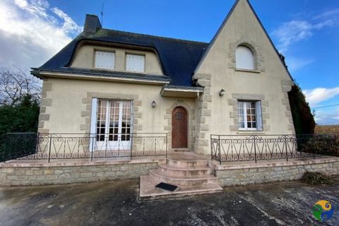 COTES D'ARMOR, Lanrelas - Large traditional house T7 on 2600m2 with open views of the countryside Discover this T7 house, traditional neo-bretonne style, offering 136 m2 and 2 600 m2 of land. It comprises a living room, four bedrooms, two bathrooms a...