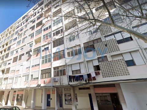2-Zimmer-Wohnung in Barreiro - Alto do Seixalinho Dies ist eine Wohnung in gutem Zustand, mit 70m2, im 9. Stock des Gebäudes mit Aufzug und bestehend aus: #2 Schlafzimmer # Zimmer # Küche #1 WC Das Hotel liegt im zentralen Bereich von Barreiro, hat d...