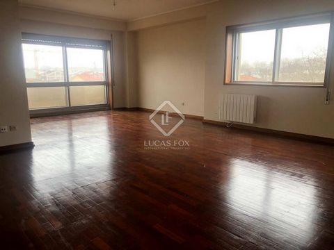 This T4 apartment has been completely renovated, has 173 m2 of floor space and is located in a building that has also been renovated and covered in roofing, with double frames and new plumbing. The apartment has a new heating system, with ceramic hea...