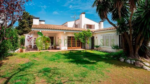 En una parcela doble de 880,40 m² se encuentra esta acogedora y confortable casa individual, se encuentra en la urbanización privada Los Viñedos, en Sant Pere de Ribes, a tan solo 5 minutos en coche de Sitges y la playa. La casa, rodeada de un precio...