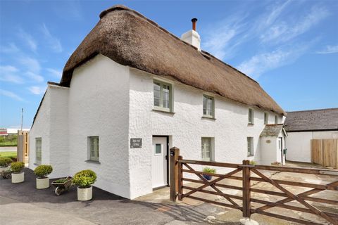 A stunning 3/4 bedroom (1 en-suite) Grade II listed thatched cottage, with dating back to 1531 in the reign of King Henry the VIII, located within 4 miles of Bude and the beautiful beaches of North Cornwall. Having undergone a vast refurbishment unde...