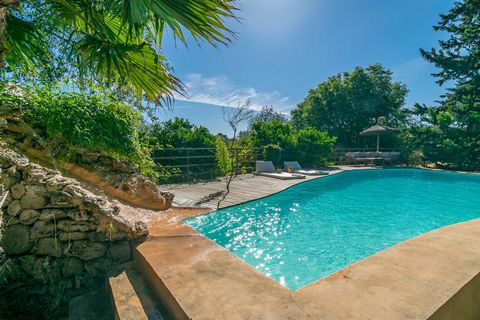 A las afueras de la acogedora localidad de Sencelles encontramos esta preciosa villa con piscina privada con capacidad para 8 personas. El mejor plan después de un día de excursiones por la isla será zambullirse en la espectacular piscina privada de ...
