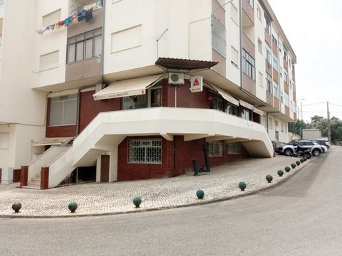 Shop for sale located 5 minutes from The Uploaded. Inserted in a mixed building, in an urbanization. Consisting of a large space, a pantry and two sanitary facilities. It has been operating since forever as A Pizaria, having had only one owner (curre...