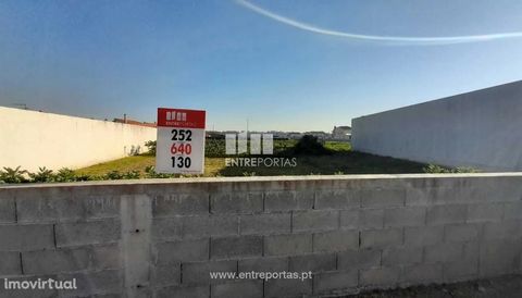 Sale of land for construction with 950m2. With project for construction of 3-front edifire, with two floors composed of; ground floor with gargem with 54m2, living room and kitchen, 1 bedroom and toilet; 1st floor with 3 suites. Possibility also of c...