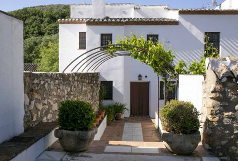 Cortijo for sale in Villanueva del Trabuco with 5 bedrooms, 3 bathrooms, 2 en suite bathrooms, 1 toilet and with orientation south/west, with private swimming pool, carport garage (2 parking spaces) and private garden. Regarding property dimensions, ...