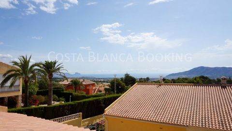@ Great semi-detached house with sea views for sale in urbanization in La Nucía @ This villa is located in a very quiet urbanization but at the same time close to a commercial area with all services. It is distributed over three floors: On the main f...