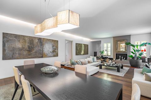 Luxury attic flat for sale in the heart of Milan This extraordinary residence for sale on the prestigious Viale Vittorio Veneto offers an opportunity to immerse yourself in luxury. With its 200 square meters generously distributed and finely restored...