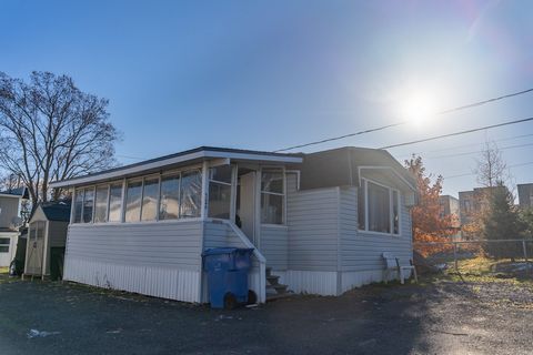 Mobile home on a lot for rent at $200 per month, 2 bedrooms, 1 bathroom, covered gallery, roof redone in October 2021. Electrical panel has been replaced, several other works during the last few years. Possibility of obtaining financing with a 5% dow...