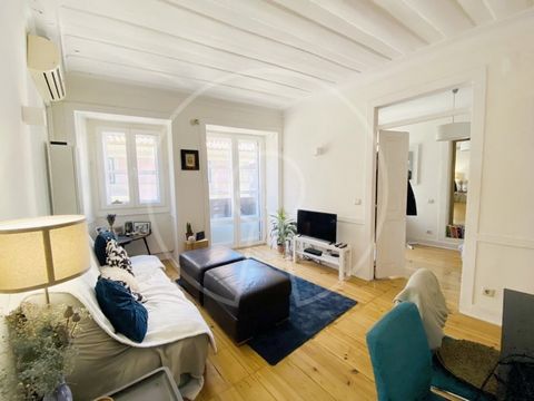 Nice 3-bedroom flat located in the heart of Bairro Alto, on the iconic Rua da Atalaia, in a century-old building with two fronts, in good condition and perfectly in keeping with the architecture of the area. The property is in good general condition,...